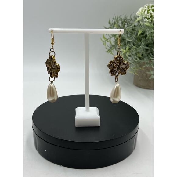 Large Faux Teardrop Pearl Gold Tone Flower Dangle Earrings - Picture 2 of 8